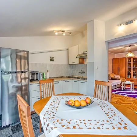 Apartman Cerin With Balcony Porec