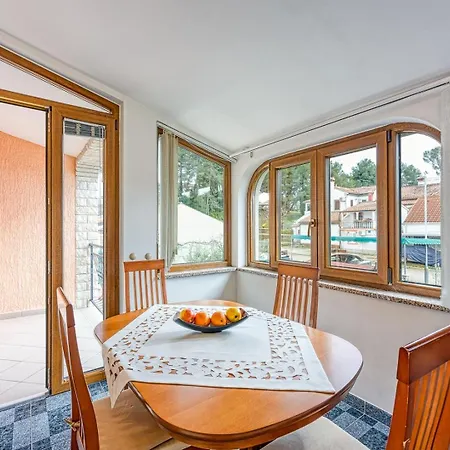 Apartman Cerin With Balcony