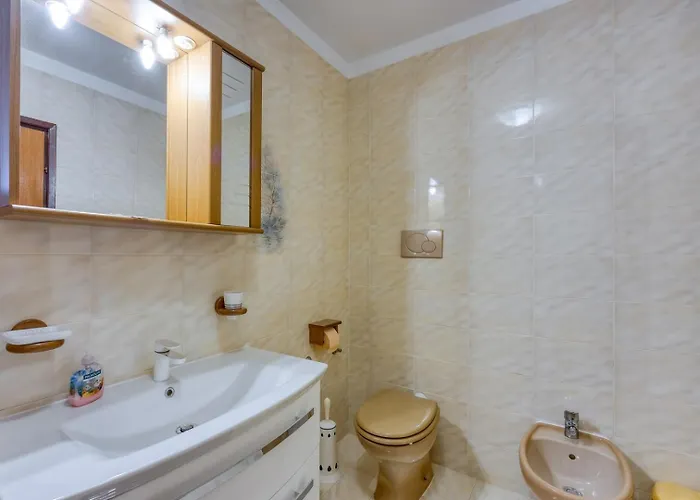 Appartement Cerin With Balcony