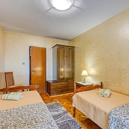 Appartement Cerin With Balcony