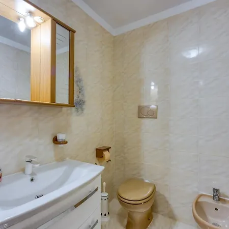 Appartement Cerin With Balcony