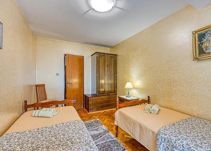 Apartman Cerin With Balcony