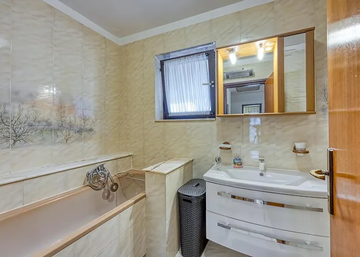 Cerin With Balcony *